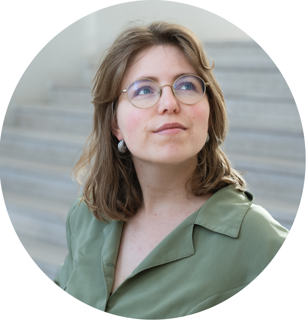 Portrait d’une illustratrice freelance spécialisée en couvertures de livres, illustrations de presse et projets éditoriaux, basée à Tours.